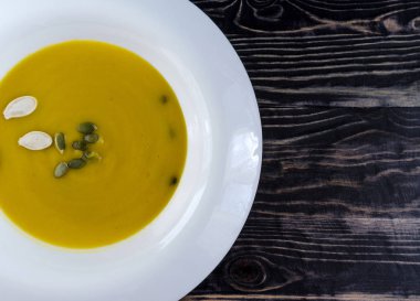 beyaz tabakta kabak çorbası doğal ahşap arka plan manzarası