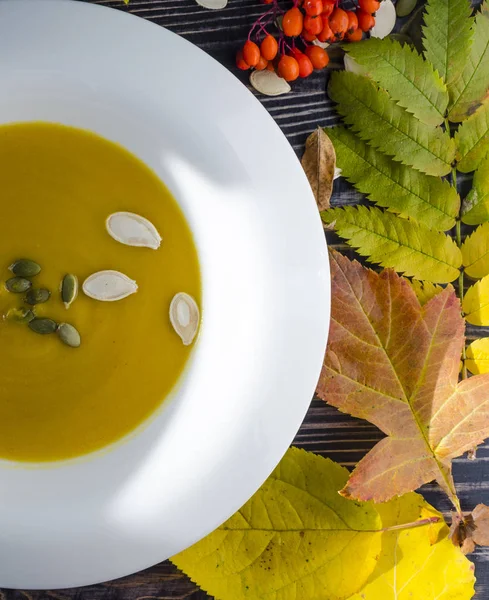 Soupe Citrouille Plaque Blanche Fond Bois Avec Feuilles Verticales — Photo