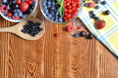 Böğürtlenler kahverengi ahşap arka planda siyah ve kırmızıdır.