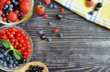 Koyu arkaplanda kırmızı ve siyah böğürtlenler ve sarı masa örtüsü.