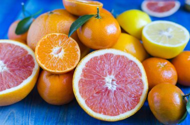 Turunçgiller portakallar limonlar mavi arka planda yakın plan