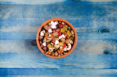 Mavi arka plan manzaralı bir fındıkta kurumuş meyve ve fındık.