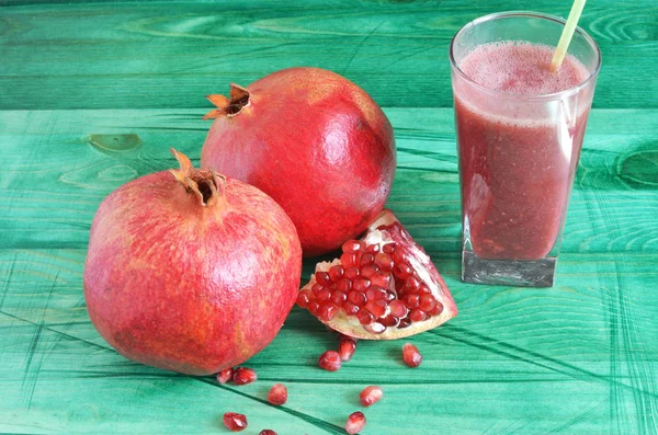 Rote Saftige Frucht Granatapfel Und Roter Smoothie Einem Transparenten Glas — Stockfoto