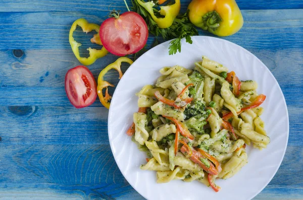 Pasta Con Formaggio Verdure Piatto Bianco Copia Spazio Vista Dall — Foto Stock