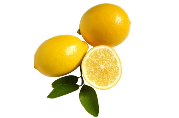 Leuchtend Gelbe Zitronen Halbe Zitrone Und Zitronenblätter Auf Weißem Isolierhintergrund — Stockfoto