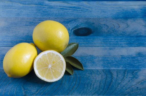 Lemon Kuning Cerah Closeup Latar Belakang Biru — Stok Foto
