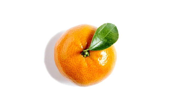 Saftige Mandarine Mit Blatt Nahaufnahme Von Oben Isolieren — Stockfoto