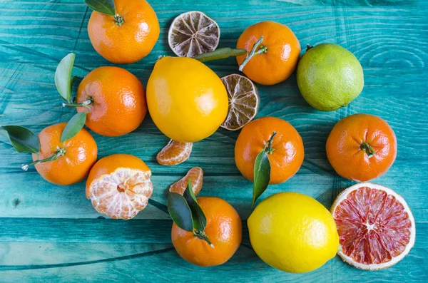 Mandarinen Zitronen Orangen Limetten Zitrusfrüchte Nahaufnahme Auf Grünem Hintergrund Kopierraum — Stockfoto