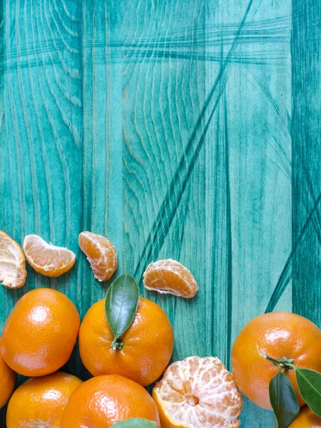 Mandarinen Mit Blättern Nahaufnahme Kopierraum Vertikal — Stockfoto