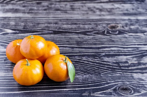 Mandarinen Mit Blättern Auf Dunklem Holzhintergrund Nahaufnahme Kopierraum — Stockfoto