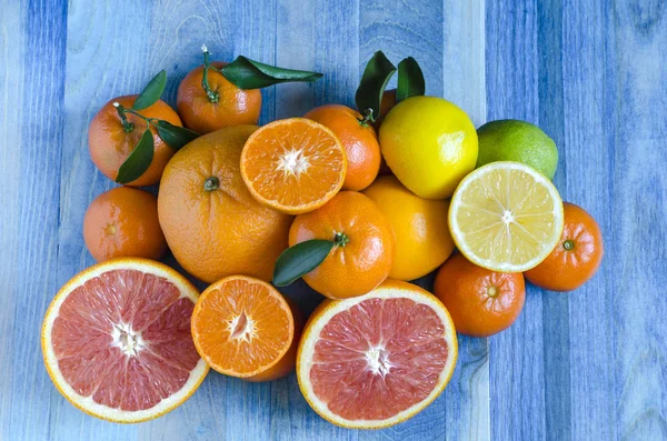 Agrumes Mandarines Oranges Citrons Lime Gros Plan Sur Fond Bleu — Photo