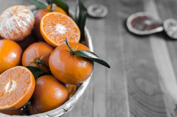 Mandarinen Mit Blättern Einem Korb Auf Schwarz Weißem Hintergrund Nahaufnahme — Stockfoto