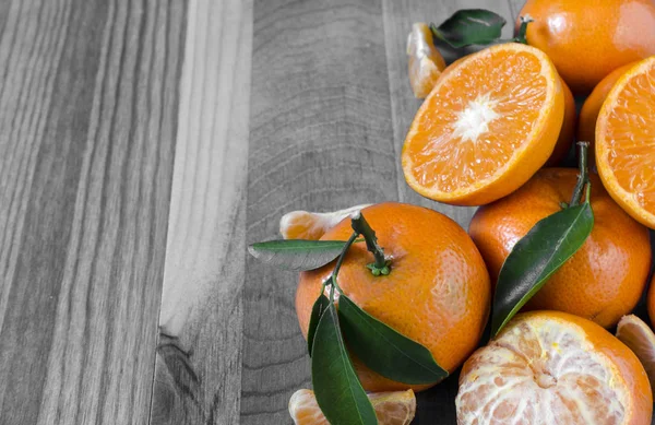 Mandarinen Mit Blättern Auf Schwarzem Und Weißem Hintergrund Nahaufnahme Kopierraum — Stockfoto