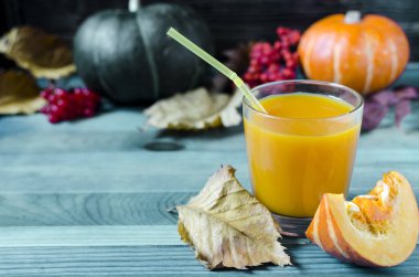 Balkabağı suyu, arka planda açık bir bardak kabak keskinliğinde ön planda keskinlik
