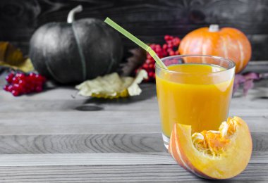  bir bardak balkabağı suyu ve bir parça balkabağı... siyah beyaz arka planda bulanık bir balkabağı...