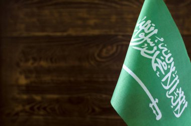 Yazı bulanık arkaplan için ön planda Suudi Arabistan bayrağının bir parçası