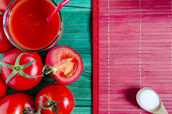 Tomato Juice Transparent Bowl Tomatoes Spoon Salt Green Background Top — Stock Photo, Image