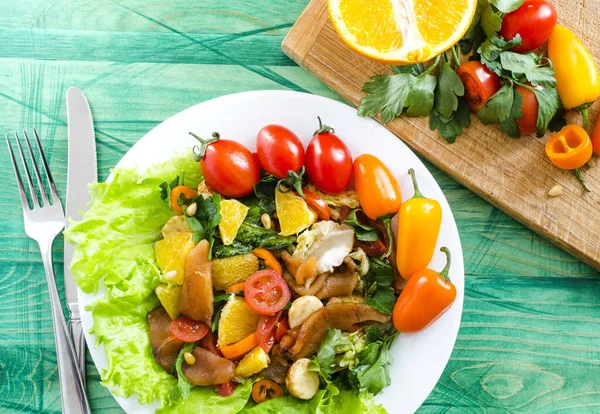 Aperitivo Com Peixe Legumes Uma Placa Branca Decorada Com Tomate — Fotografia de Stock