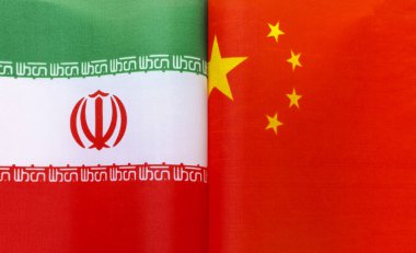 İran ve Çin 'in ulusal bayraklarının parçaları kapanıyor