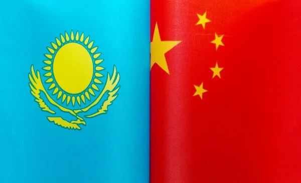 哈萨克斯坦共和国和中华人民共和国国旗的残片进行了近距离调查 — 图库照片