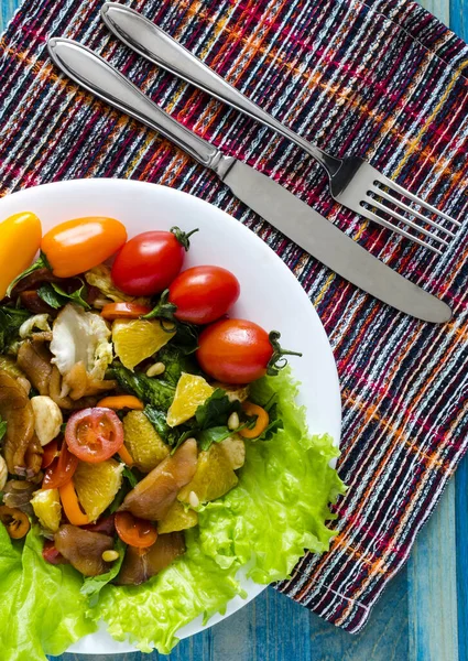 Ensalada Con Pescado Verduras Plato Blanco Decorado Con Tomates Hierbas —  Fotos de Stock