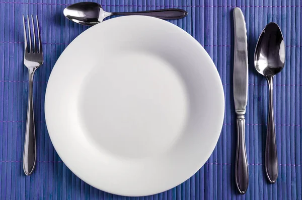 Tischdekoration Besteck Und Ein Weißer Teller Auf Blauem Naturhintergrund Nahaufnahme — Stockfoto