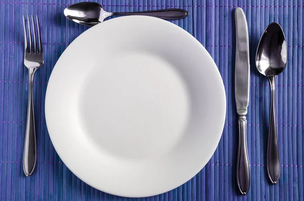 Tafel Instelling Bestek Een Witte Plaat Een Blauwe Natuurlijke Achtergrond — Stockfoto