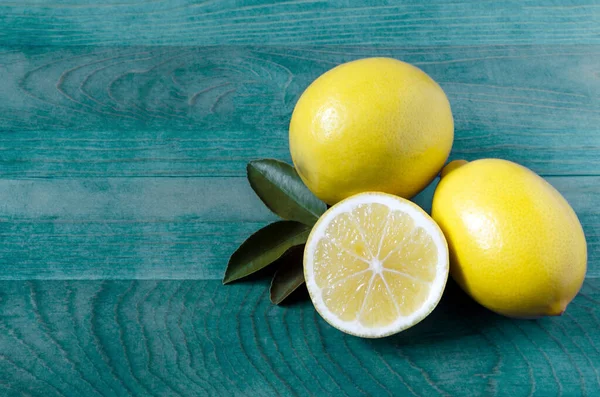 Lemon Kuning Terang Dengan Daun Dan Setengah Lemon Close Pada — Stok Foto