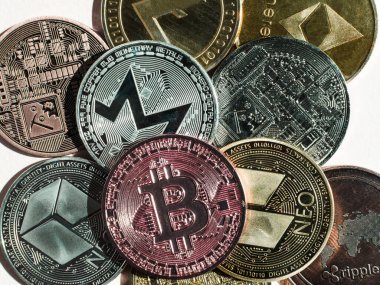çok renkli sikkeler kripto para birimleri bitcoin Ethereum ve diğerleri açık arkaplan görünümüne yakındır