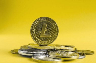Litoin madeni para, çeşitli kripto para birimlerinin çok renkli paralarının arka planına hükmediyor.