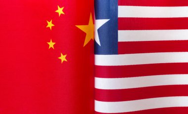 Çin ve Liberya 'nın ulusal bayraklarının parçaları kapanıyor.