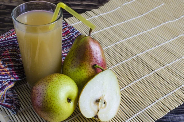 a glass of pear juice and juicy pears on a light background place Kopi space