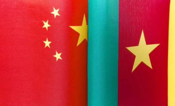 中华人民共和国和喀麦隆共和国国旗碎片的近照 — 图库照片