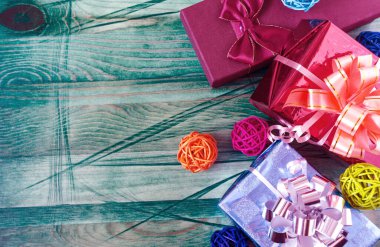 Yeşil arkaplan üzerinde parlak hediye kutuları kırmızı mavi renk dekor fotokopi alanı renkli tebrik kartı