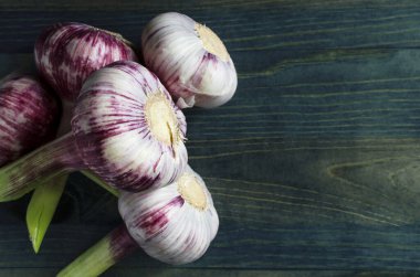 Mavi ahşap arka planda büyük sarımsak başları Kopi uzayında