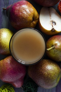 şeffaf armut suyu ve armut sulu armutlar ahşap arka plan üst görünüm dikey oryantasyon