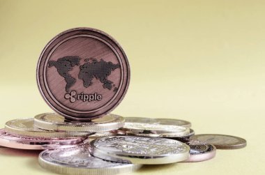 dalgalı madeni para, çeşitli kripto para birimlerinin çok renkli paralarının arka planına hükmediyor.