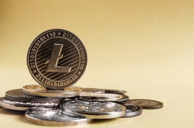 Litoin madeni para, metnin altındaki çeşitli kripto para birimlerinin para arkaplanına hükmediyor