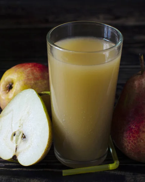 Glas Birnensaft Und Birnen Auf Dunklem Hintergrund Nahaufnahme Senkrecht — Stockfoto