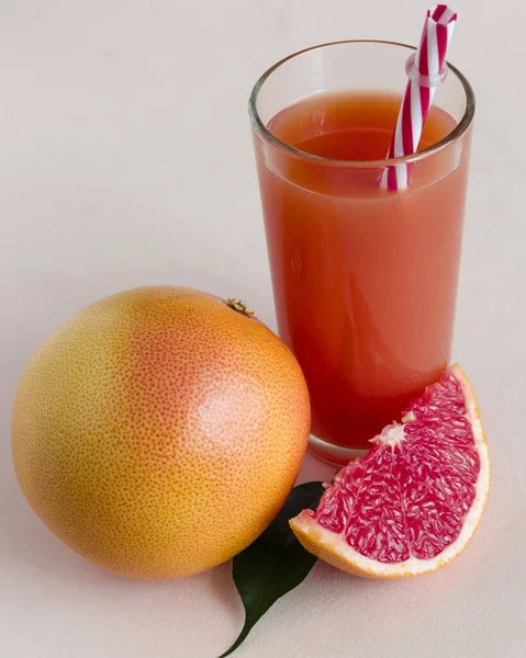 Fresh Grapefruit Juice Clear High Glass Slices Grapefruit Light Background — Stock Photo, Image