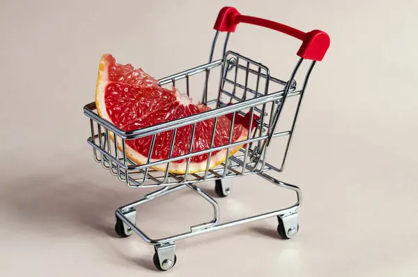 Egy Szelet Grapefruit Egy Élelmiszerkosárban Egy Könnyű Háttér Koncepció — Stock Fotó