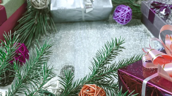 Boże Narodzenie Tło Zielony Gałąź Igły Kolorowe Pudełka Widok Góry — Zdjęcie stockowe