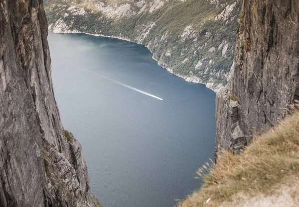 Steile Klip Witte Trail Vanaf Boot Drijvend Het Blauwe Water — Stockfoto