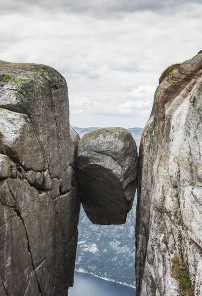 Kjerag 山两座花岗岩悬崖之间的著名 Kjeragbolten — 图库照片