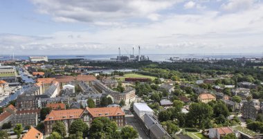 Kanallar ve yeşil ağaçlar ile şehrin panoramik görünüm