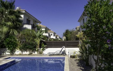 Çiçekli çalılar tarafından çevrili Havuzlu Villa