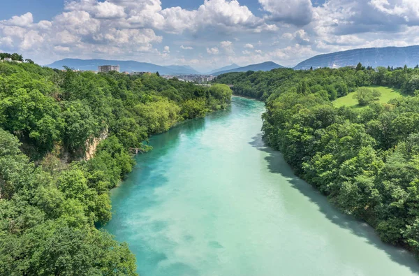 Zümrüt yeşili manzara.