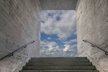 Işığa doğru çık. Bulut. 