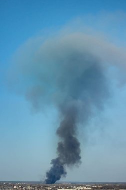 Siyah duman sütunu.