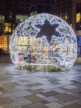 Oslo, Norveç-Şubat, 25, 2020: Akker Brigge bölgesi şehir meydanı büyüklüğünde dev bir Noel topu. Parlak fenerler gece yanar. Asıl tasarım.